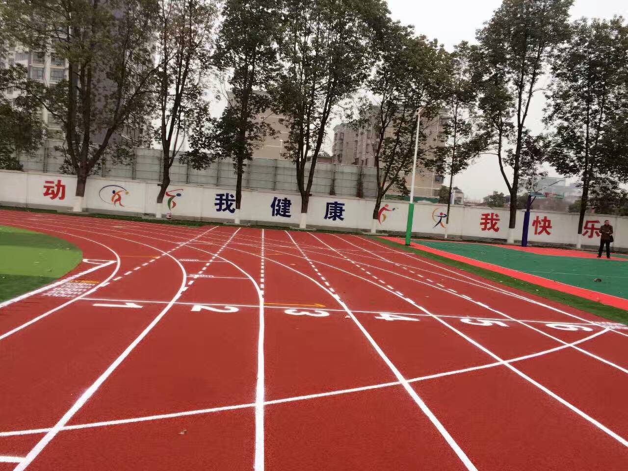 全塑型塑胶跑道 学校田径运动场全塑型道环保无气味塑胶跑道施工