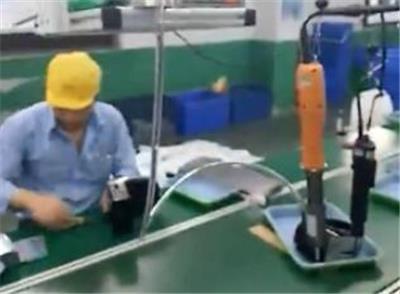 台联达漏斗式手持自动螺丝机视频