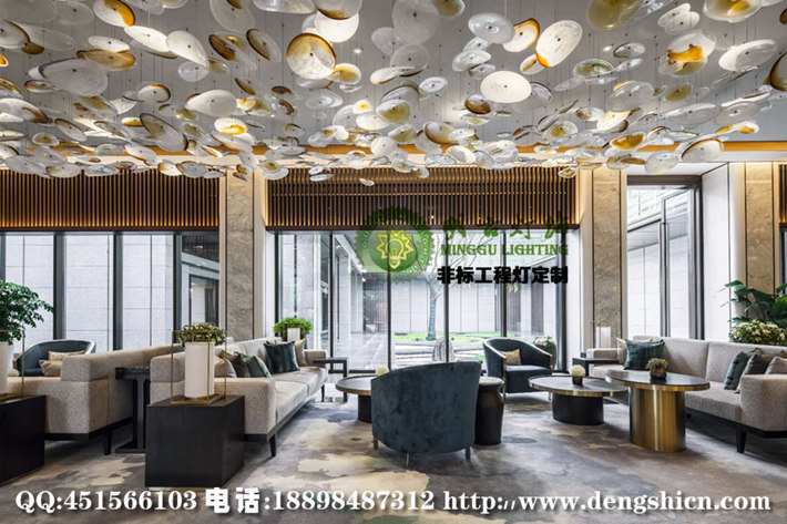 售樓部大堂藝術(shù)玻璃吊燈 酒店大廳藝術(shù)吊燈 藝術(shù)裝飾吊燈定制 售樓部工程燈設(shè)計原始圖片2
