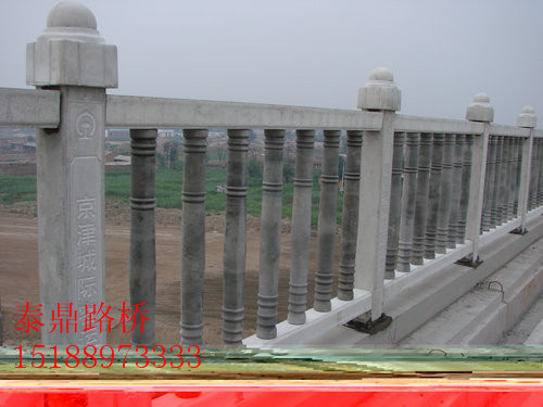 高速路基柵欄模具生產(chǎn)供應(yīng)，樣式豐富