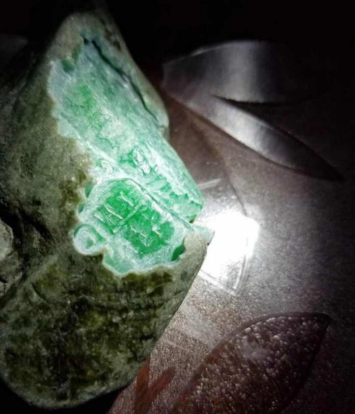 大馬坎砍翡翠原石的特點(diǎn)圖片