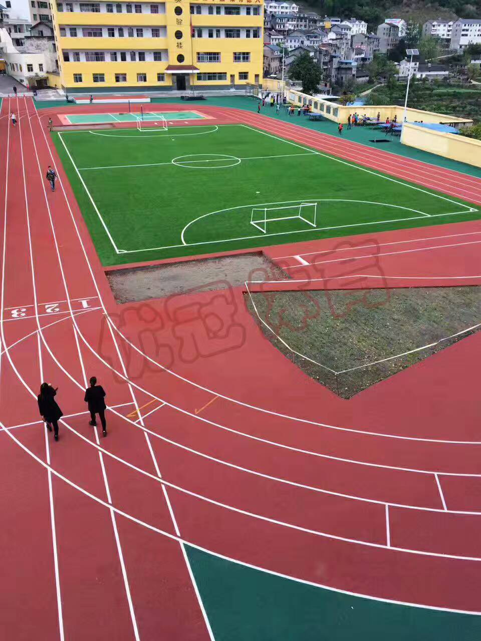 全塑型塑膠跑道 學校田徑運動場全塑型道環保無氣味塑膠跑道施工
