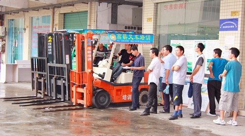 東莞正規叉車培訓學校-東莞鏟車培訓費用-東莞市南城高薪職業培