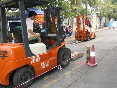 东莞专业叉车培训考证-东莞挖掘机培训课程-东莞市南城高薪职业