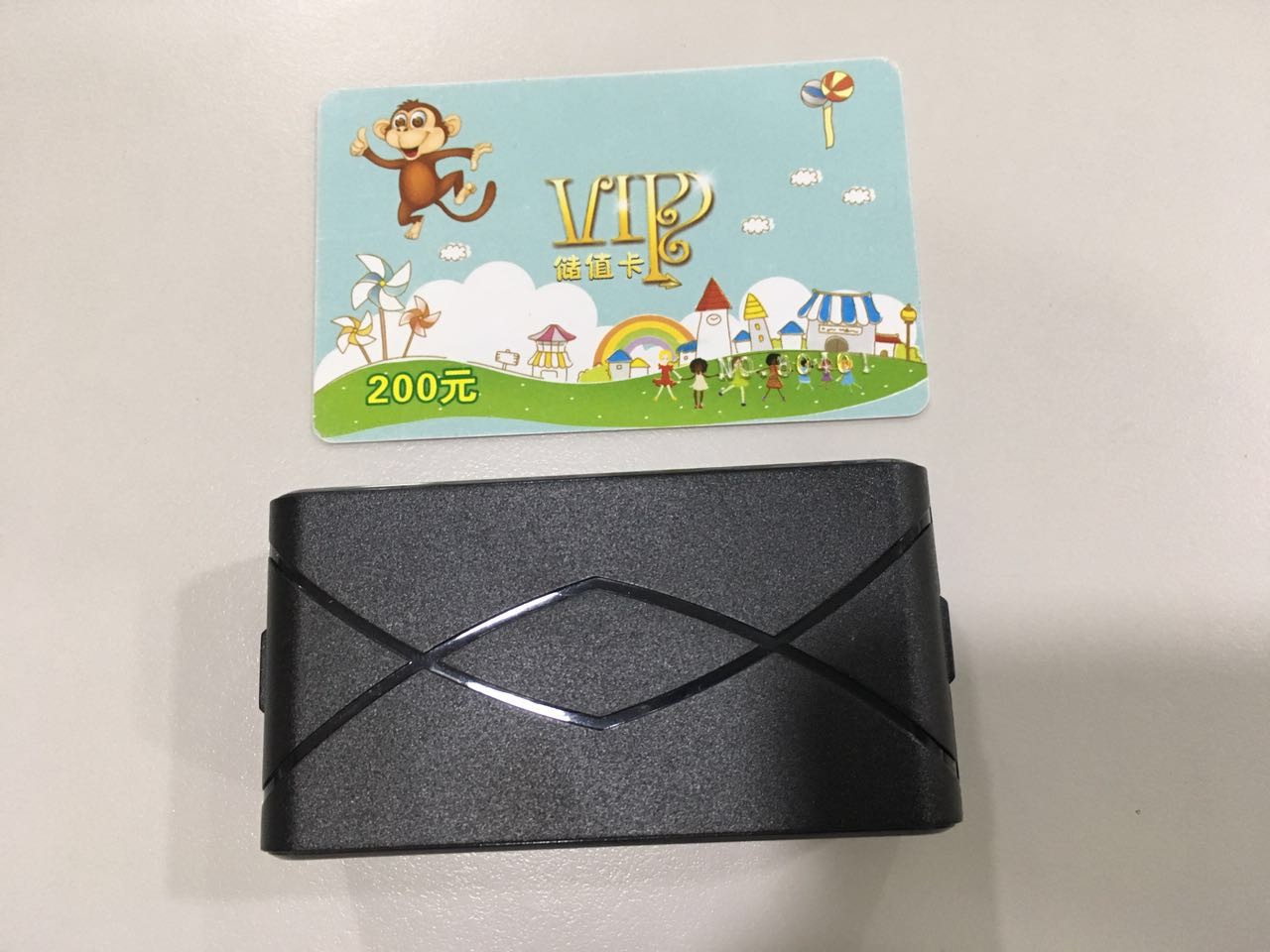 鼎洲科技 超長(zhǎng)待機(jī)三年 免安裝 感光防拆報(bào)警 汽車GPS定位器 車貸公司用的GPS